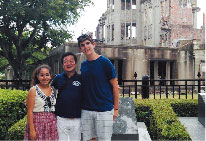 姉妹都市アメリカより来た学生親善使節たちを広島原爆ドームに案内。