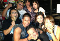 大切な友人達！ミュージシャンのの中沢ノブヨシ、野上幸平、清水明日香、村治進、そしてプロレスラーの土井成樹。そうそうたるメンバーです！