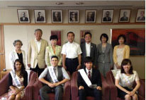 芦屋とモンテベロ市、両市の学生親善使節たちと市長表敬訪問。